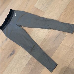 Women’s Nike thermal leggings.
